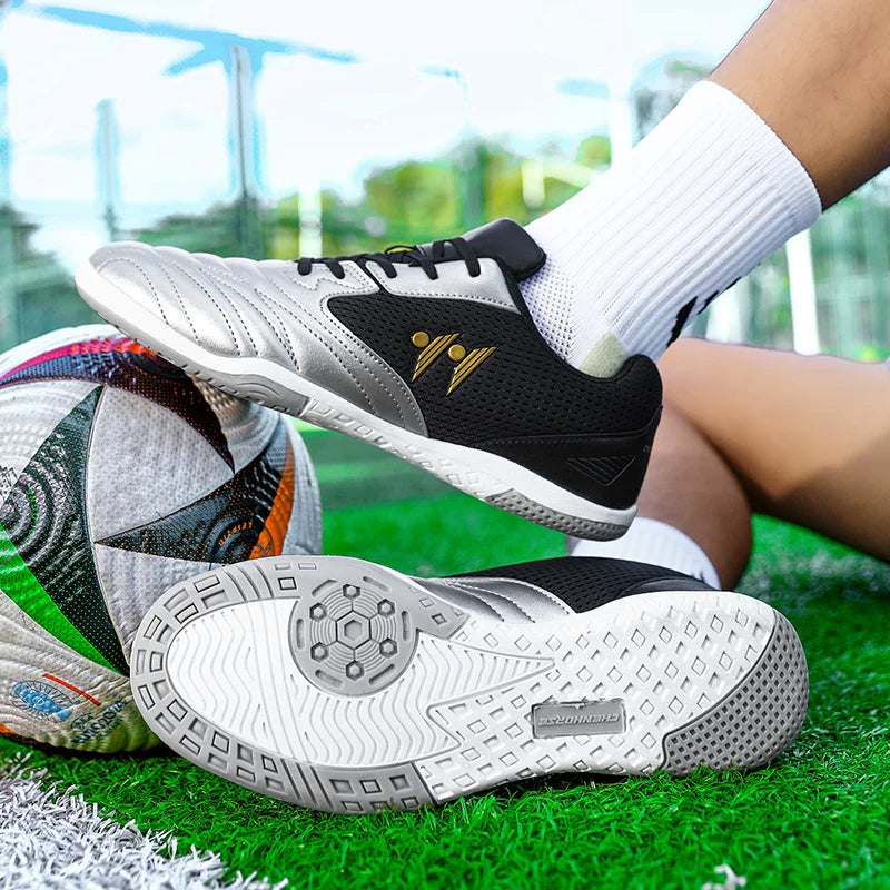 Kvalitní nové pánské fotbalové kopačky na trávu, vysoké futsalové tenisky, protiskluzová obuv na fotbalové zápasy, do haly i na venkovní sporty