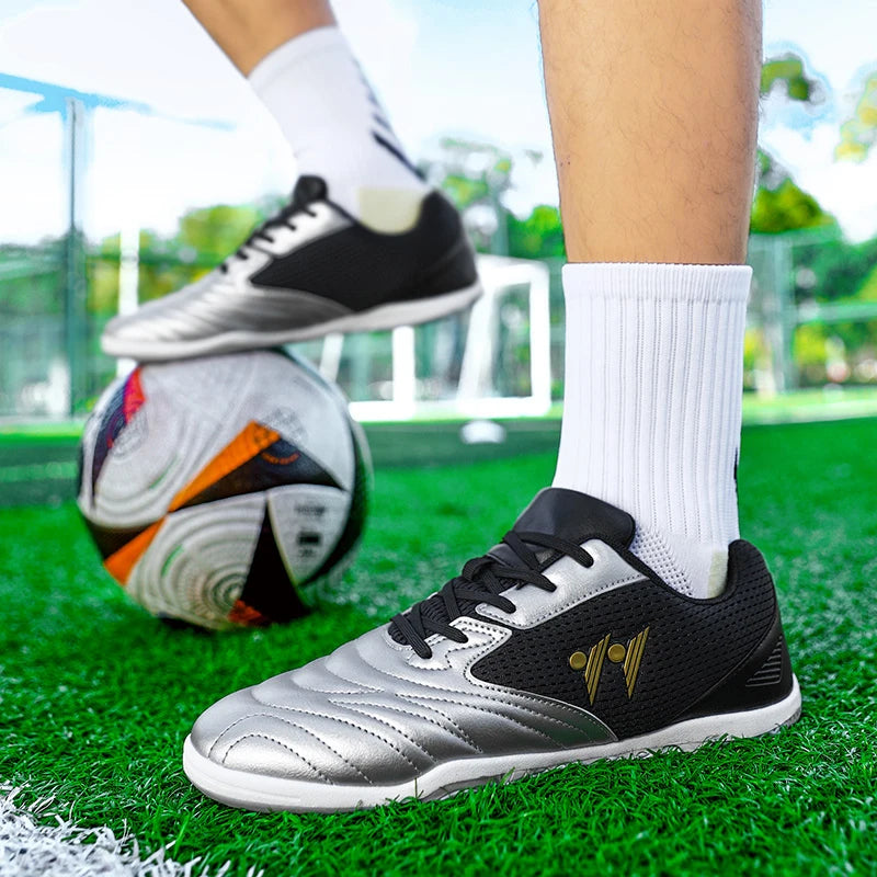 Kvalitní nové pánské fotbalové kopačky na trávu, vysoké futsalové tenisky, protiskluzová obuv na fotbalové zápasy, do haly i na venkovní sporty