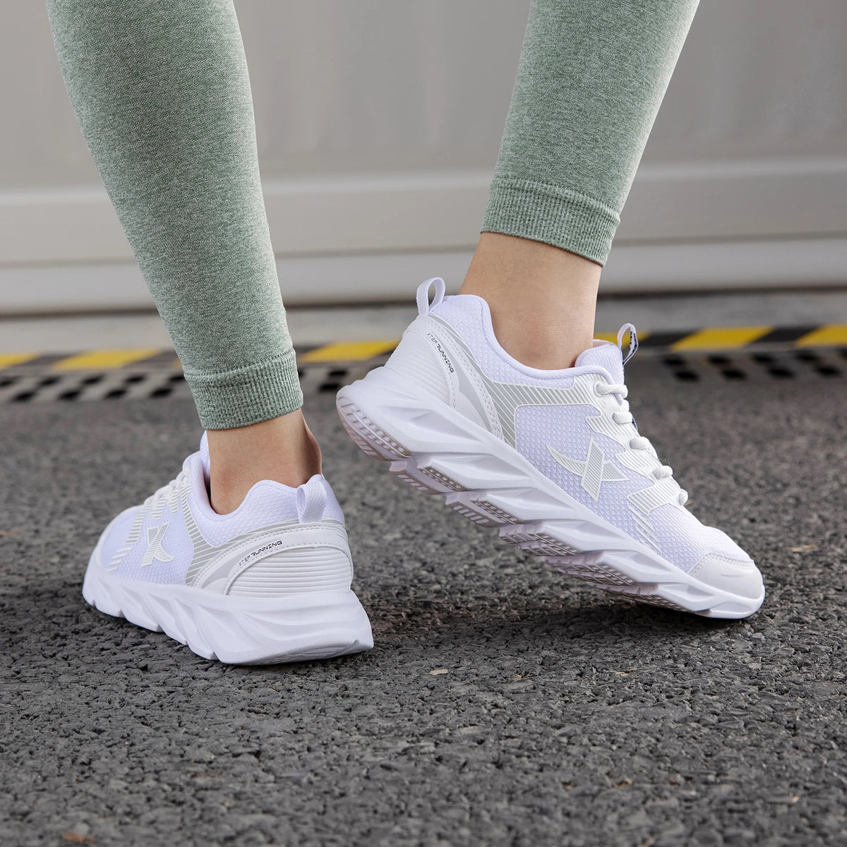 Xtep Women's Shoes Running Shoes Wear-resistant Casual Sports Shoes For Women Winter Tennis Female Sneakers White 879318110073