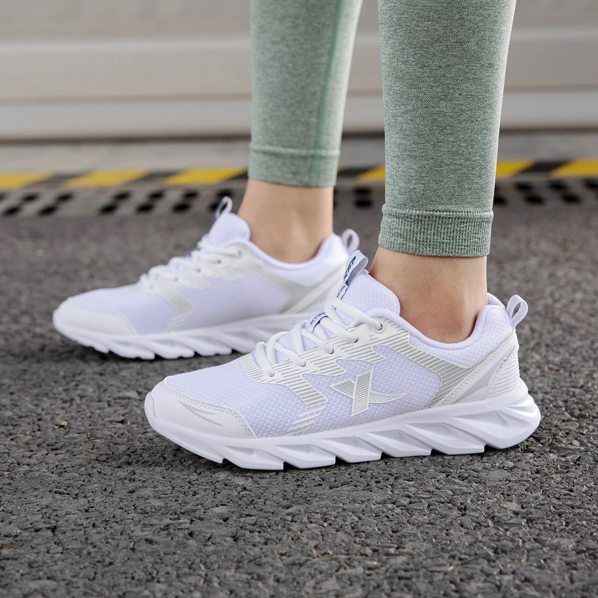 Xtep Women's Shoes Running Shoes Wear-resistant Casual Sports Shoes For Women Winter Tennis Female Sneakers White 879318110073