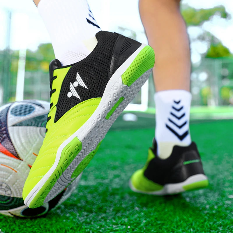 Kvalitní nové pánské fotbalové kopačky na trávu, vysoké futsalové tenisky, protiskluzová obuv na fotbalové zápasy, do haly i na venkovní sporty