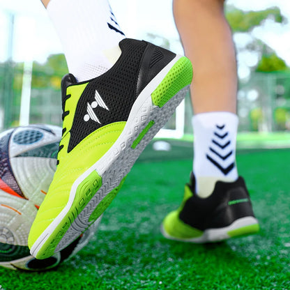 Kvalitní nové pánské fotbalové kopačky na trávu, vysoké futsalové tenisky, protiskluzová obuv na fotbalové zápasy, do haly i na venkovní sporty
