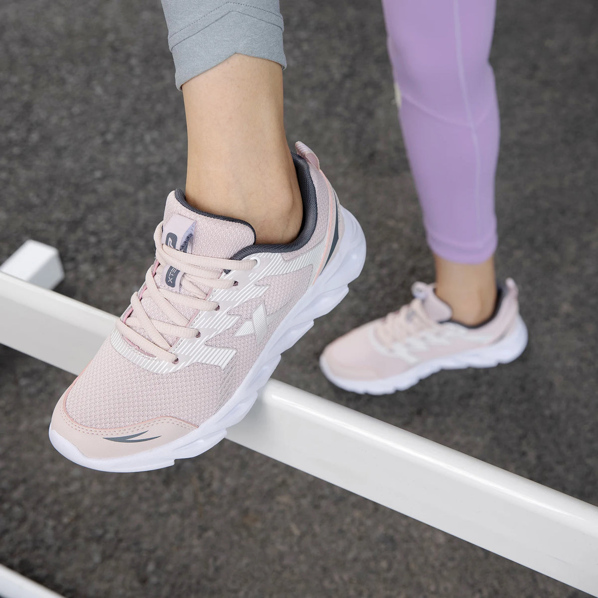 Xtep Women's Shoes Running Shoes Wear-resistant Casual Sports Shoes For Women Winter Tennis Female Sneakers White 879318110073